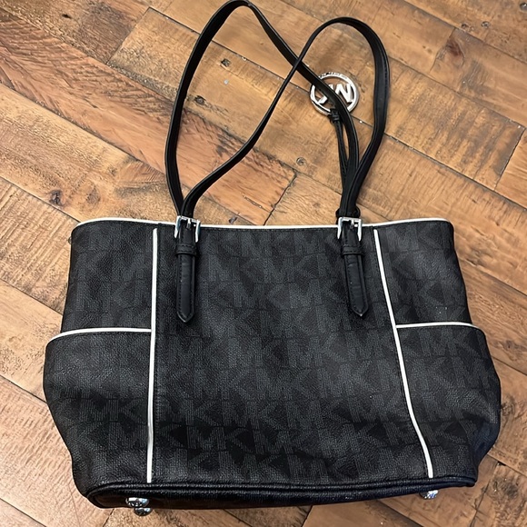 Michael Kors black handbag - Picture 2 of 5